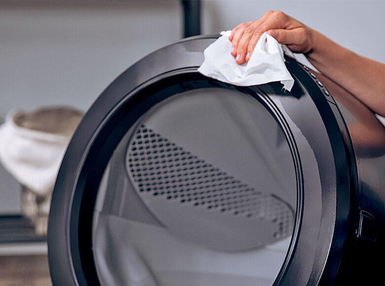 Whisker enzymatic cleaner wipes used on Litter-Robot